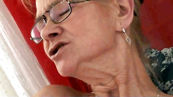 Seorang berambut cokelat dengan sepasang payudara palsu yang seksi sedang janda bokeo melakukan pekerjaan pukulan di tempat tidur