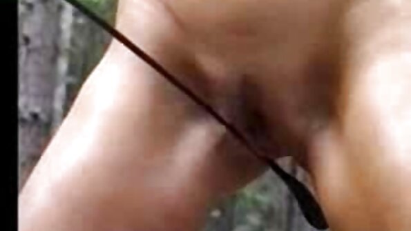 Brunette dengan payudara palsu besar menempatkan mulutnya di kontol besar bokep janda gendut