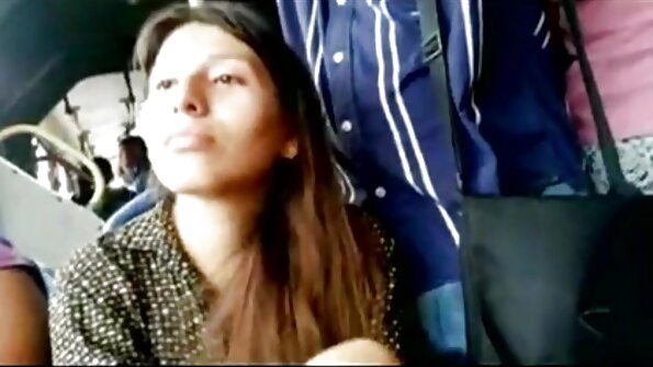 Seorang bimbo seksi menggoyang pantatnya janda boke di depan kamera untuk kita