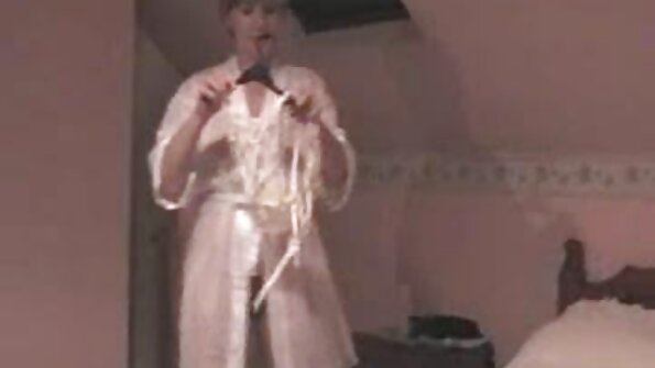 Gadis kurus berdada membuat vagina seksinya ditembus oleh batang video bokep janda hot besar