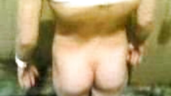 Seorang bimbo bokep janda mandi dengan tubuh panas mendapatkan kontol keras didorong ke pantatnya