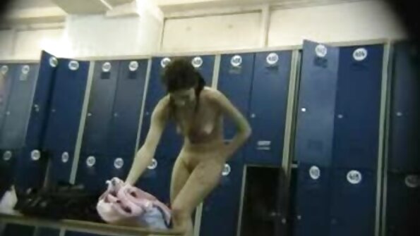 Cewek hitam dengan sepasang payudara yang video sex janda gemuk bagus bercinta di sofa merah