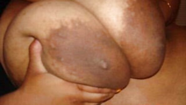Seorang berambut bokep janda binal cokelat dengan tato dan pantat bulat panas membuat pantatnya meregang