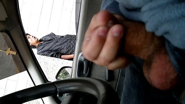 Seorang milf dengan payudara alami ada di belakang van, memeknya vidio bokef janda ditabrak