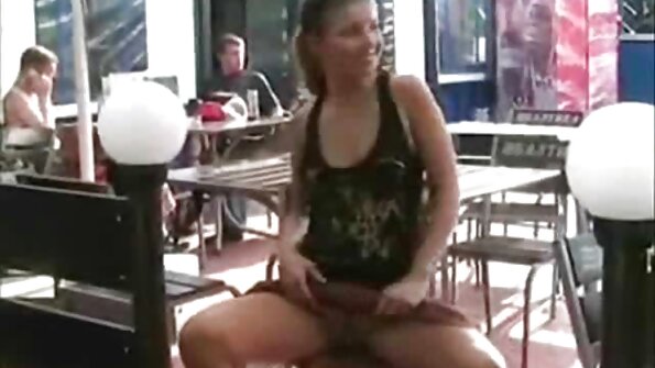 Pelacur bar memberikan blowjobs kepada penari telanjang pria seksi dengan video ngetot janda kontol besar