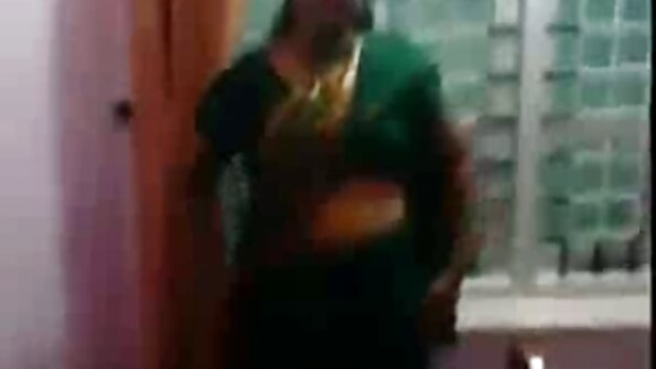 Seorang jalang yang ada di stoking putihnya sedang duduk janda cantik ngesek di atas penis