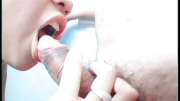 Gadis Asia merangsang klitoris dengan mainan saat menerima penis video bokep janda sange