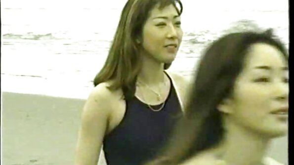 Seorang milf melengkung membuat pantat besarnya ditampar di threesome video bokep janda hot