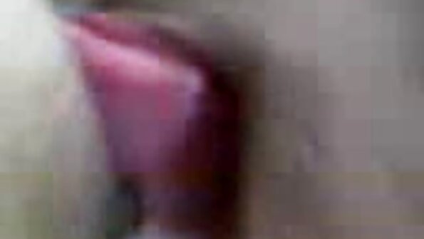Seorang wanita hardcore sedang video janda ngesek meregangkan bibir vaginanya di sofa
