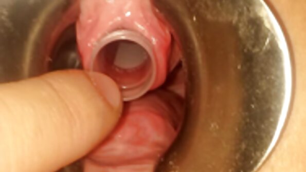Wanita Asia dengan bokep janda berjilbab kuku panjang menerapkan vibrator kecil ke vagina