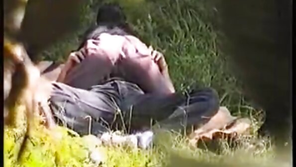 Seorang video bokep janda kembang pirang berada di atas mobil dan dia bercinta dengan kekasihnya