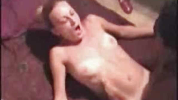 Gadis video bokep janda hot remaja berambut cokelat ditabrak oleh seorang veteran porno