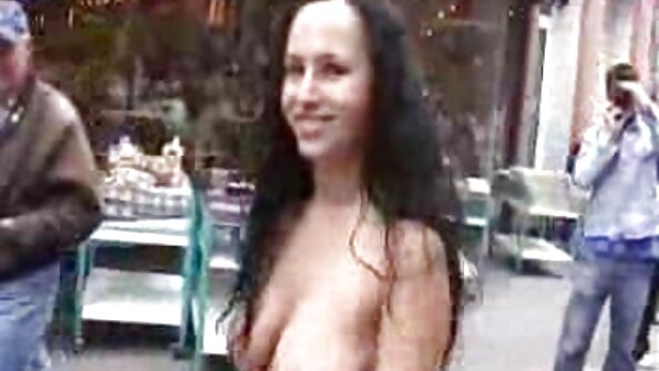 Seorang pirang dengan payudara palsu bokep tante haus sex besar ditekan ke pintu telanjang