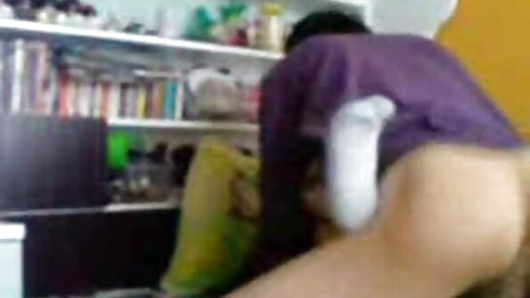 Seorang wanita seksi menggunakan kakinya vidio boke janda di atas ayam untuk memberikannya footsie