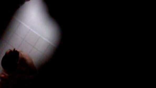 Brunette mengambil penis video tante sange ngocok besar di dalam bibir vaginanya yang basah