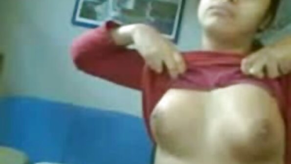 Seorang wanita berambut cokelat sedang vidiongentot janda mengisap kontol hitam besar di video ini