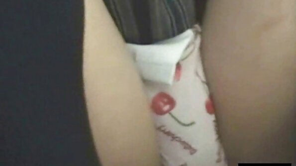 Sebuah dildo besar muncul di vagina kecil yang janda stw bokep basah